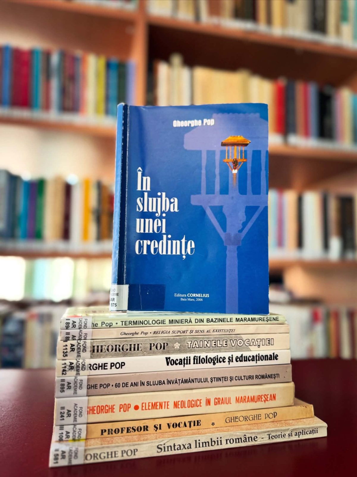 105 ani de la nașterea profesorului Gheorghe Pop: Biblioteca Județeană din Baia Mare îi dedică o expoziție de carte