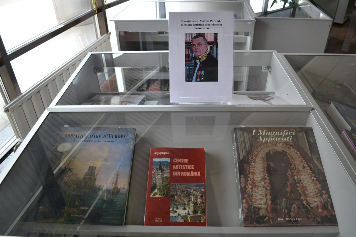 Academicianul Marius Porumb a donat Bibliotecii Județene „Petre Dulfu” o colecție de albume și lucrări de artă