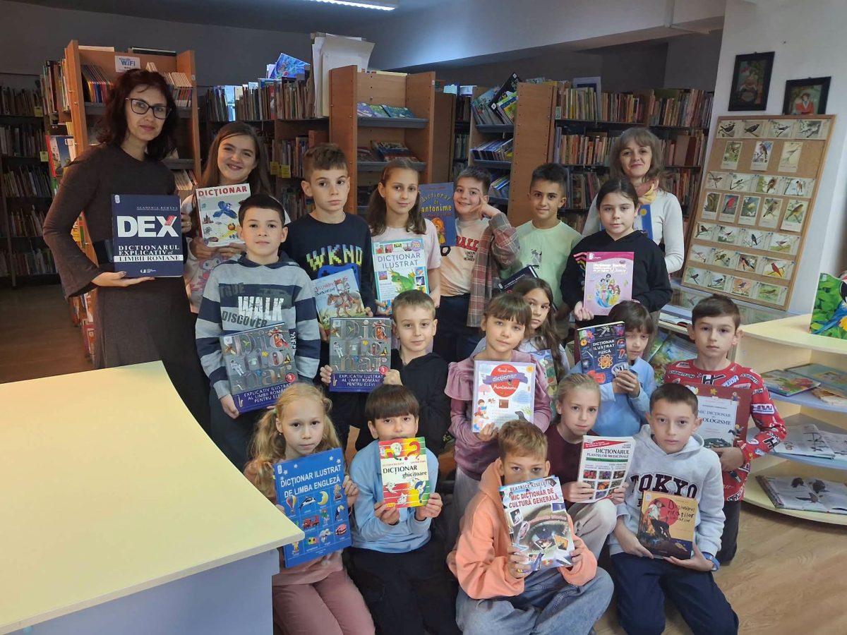 Biblioteca Județeană „Petre Dulfu” a marcat Ziua Mondială a Dicționarului cu elevii unei clase a III-a