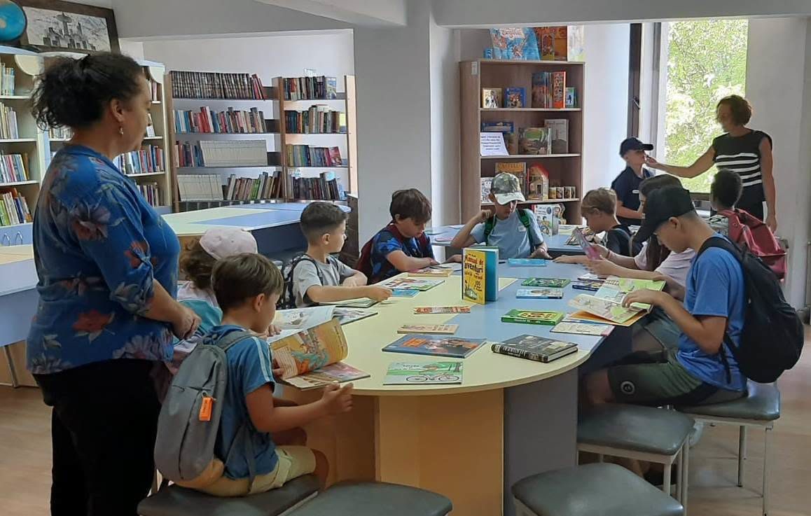 Copiii din tabăra de vară a Liceului cu Program Sportiv Baia Mare au vizitat Biblioteca Județeană