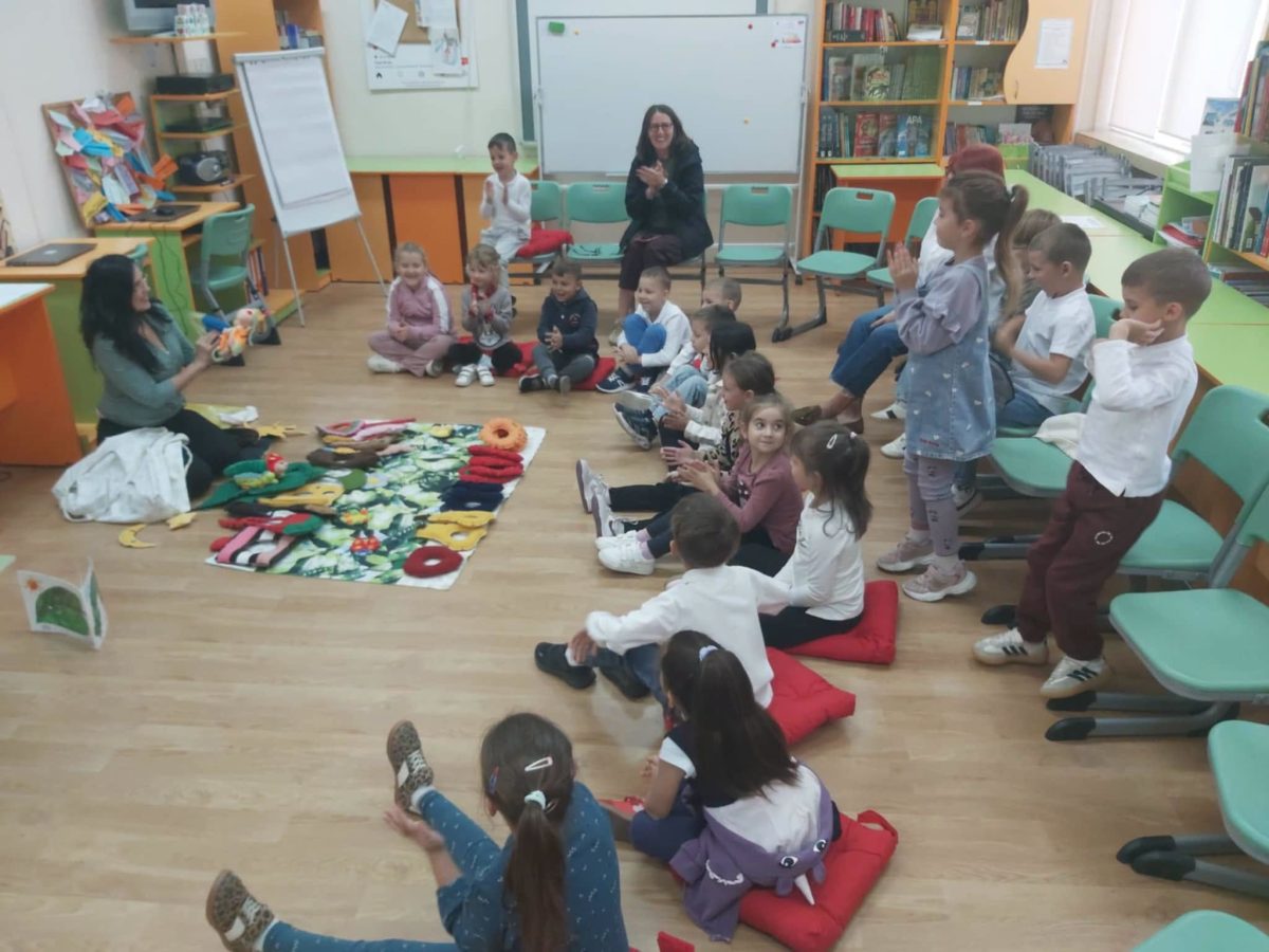 Covorul povestitor „Omida mâncăcioasă”, la trei clase pregătitoare ale Școlii Gimnaziale „Alexandru Ioan Cuza”