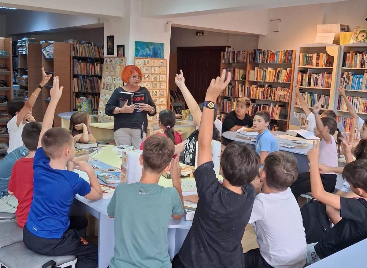Elevii unei clase a IV-a din Baia Mare au învățat să folosească dicționarele la Biblioteca Județeană