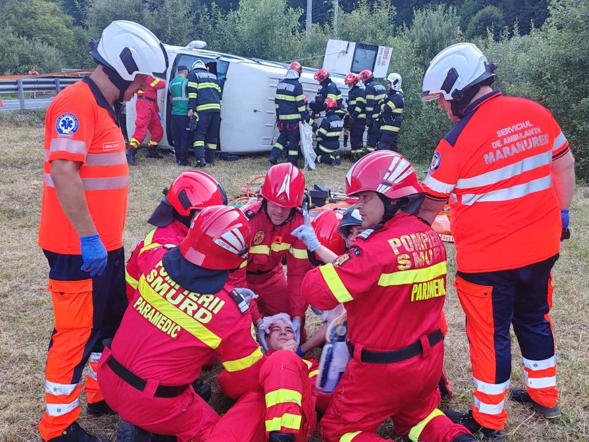 Exercițiu cu Planul Roșu în Pasul Gutâi: 52 de pompieri și 15 autospeciale la un accident simulat cu 11 victime