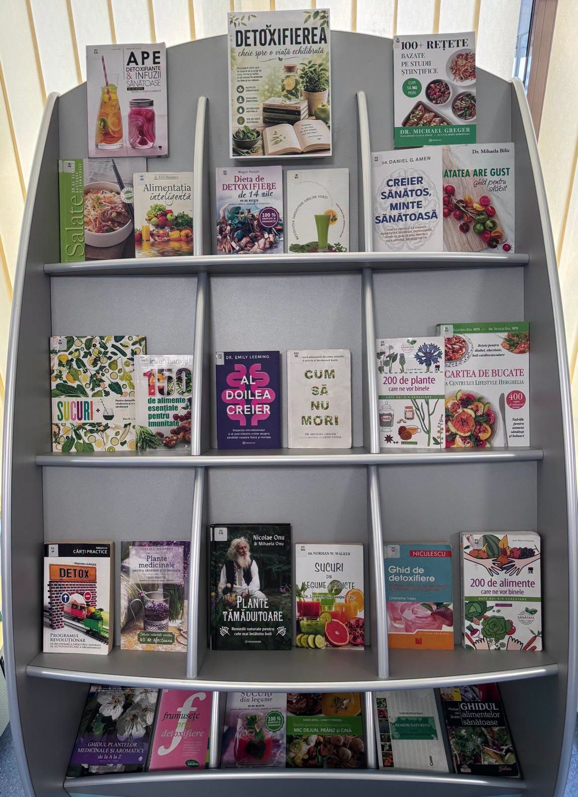 Expoziție de carte despre detoxifiere și stil de viață echilibrat la Biblioteca Județeană „Petre Dulfu”