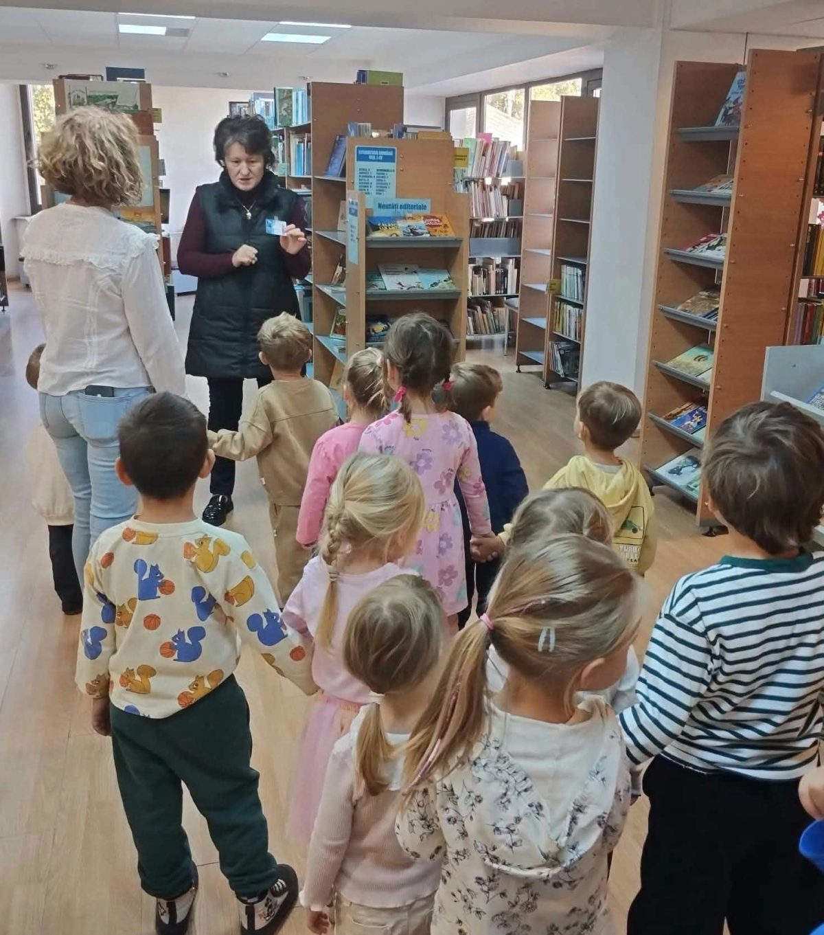 Preșcolarii de la grupa Montessori a Grădiniței „Maya” au învățat la Biblioteca Județeană cum să aibă grijă de planetă